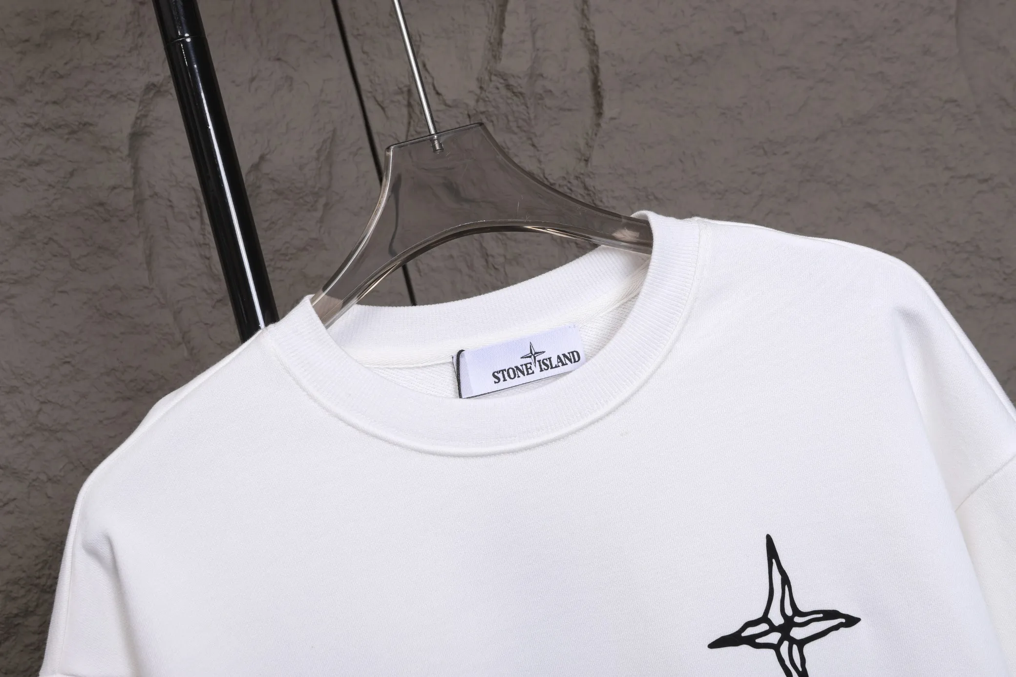🅿️270 High-quality Stone Island round-neck sweatshirt, model number B04 *Made of 450 custom-woven and dyed high-gram weight tripe pure cotton sweatshirt fabric. The fabric feels thick and has a certain sense of self-weight. The bottom has a dense and rough terry texture. It is close to the skin and has excellent warmth retention. You will not feel any discomfort at all! *The color of the stone island pattern on the front chest is clear, and a special stone island is added on the back panel. The pattern lines are smooth and smooth and will not fall off or deform when washed. *This design is based on classics and simply and clearly shows the brand's high luxury. Same style for men and women 𝐂𝐎𝐋𝐎𝐔𝐑: black, white 𝐒𝐈𝐙𝐄: S- xl